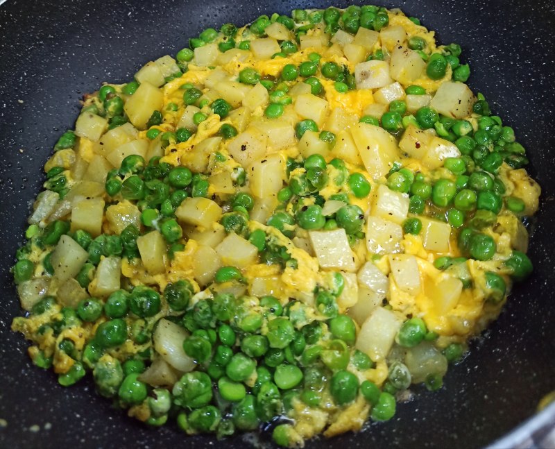 Steps for Cooking Potato and Pea Omelette