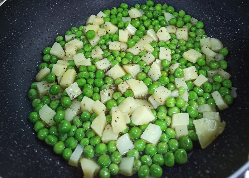 Steps for Cooking Potato and Pea Omelette