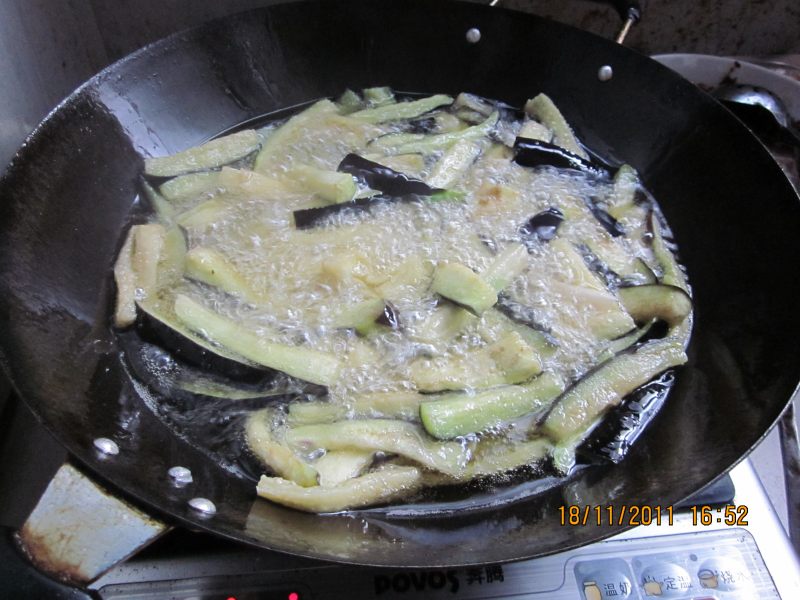 Steps for Cooking Savory and Spicy Eggplant with Sauce