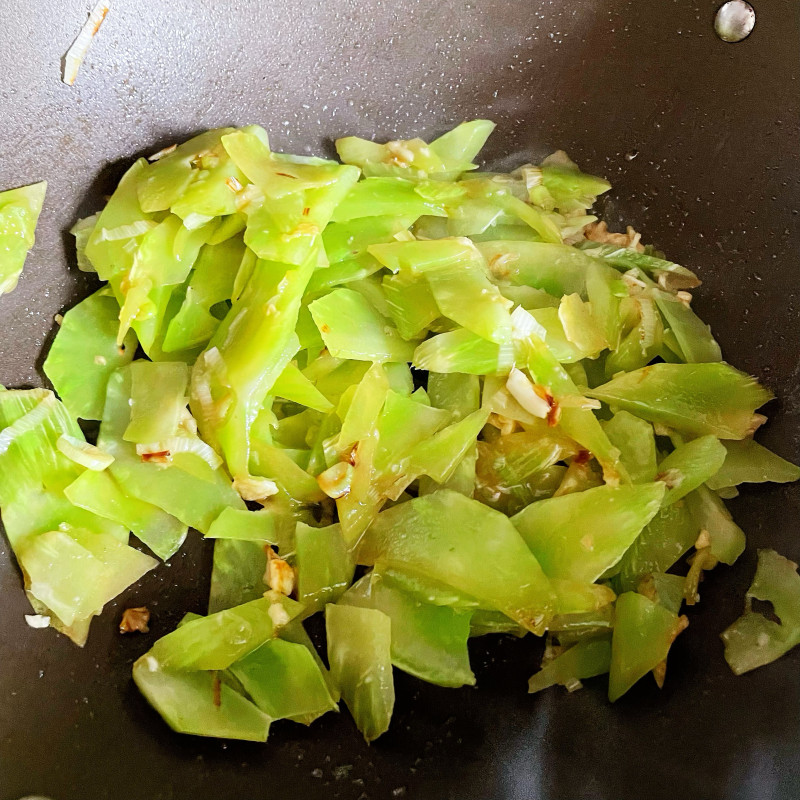 Steps for Stir-fried Bamboo Shoots with Walnut Oil