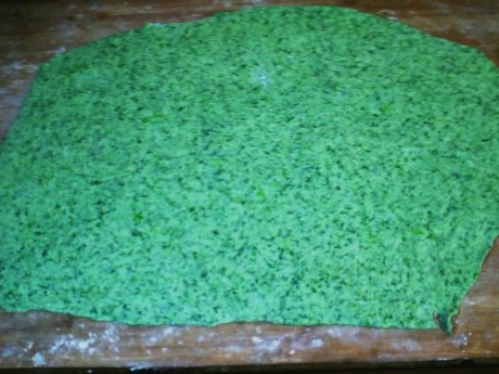 Steps for Making Scallion Spinach Roll