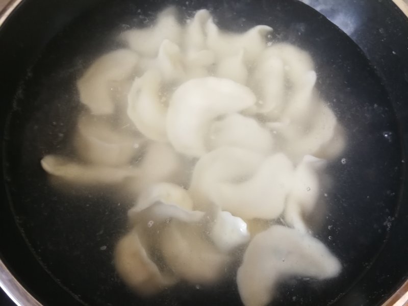 Steps for Making Chive and Mushroom Pan-Fried Dumplings