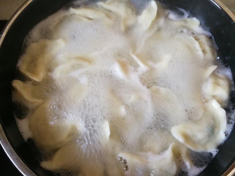 Steps for Making Chive and Mushroom Pan-Fried Dumplings