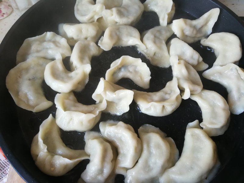 Steps for Making Chive and Mushroom Pan-Fried Dumplings