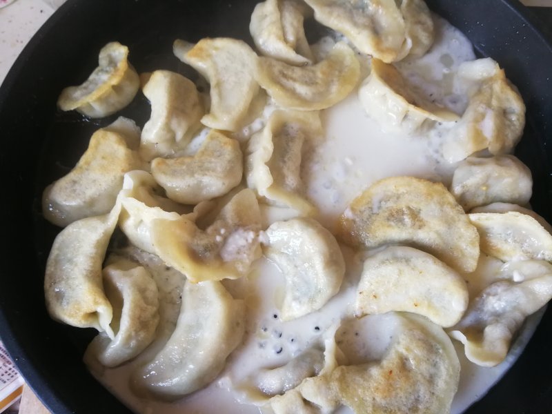 Steps for Making Chive and Mushroom Pan-Fried Dumplings