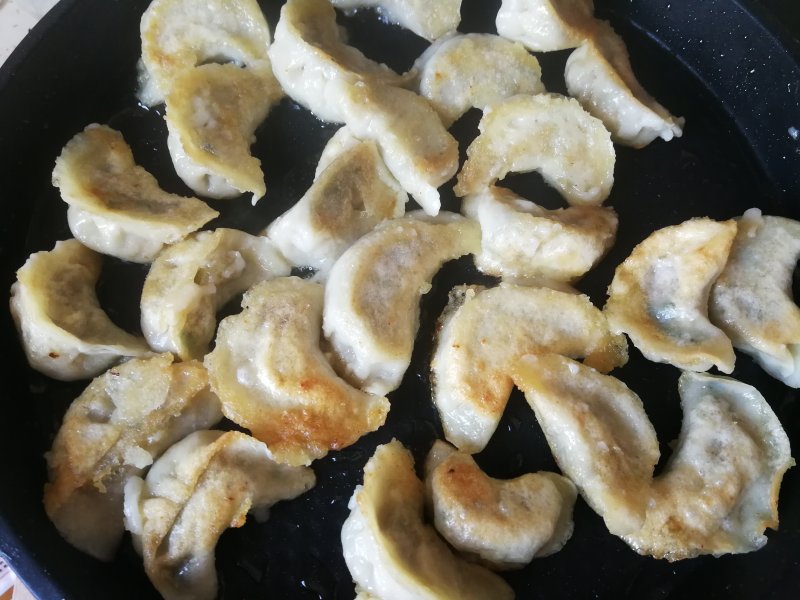 Steps for Making Chive and Mushroom Pan-Fried Dumplings