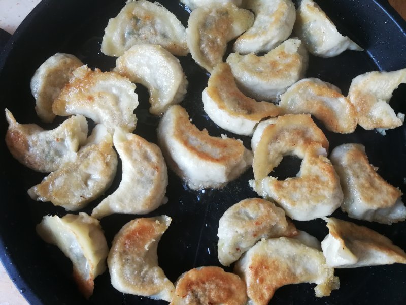 Steps for Making Chive and Mushroom Pan-Fried Dumplings