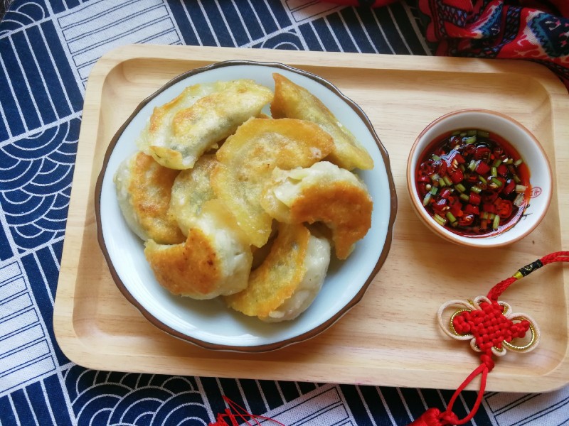 Steps for Making Chive and Mushroom Pan-Fried Dumplings