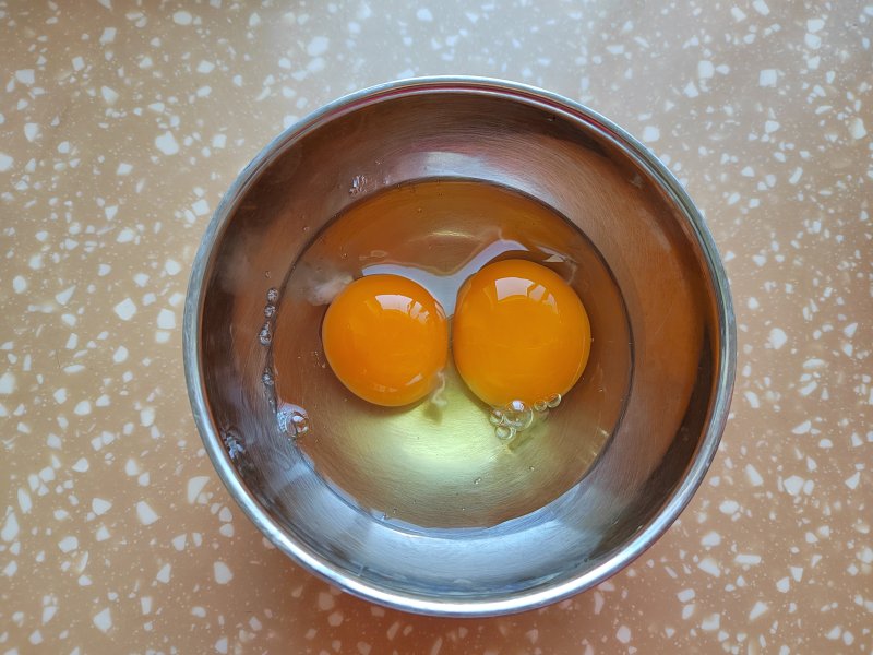 Steps for Making Scrambled Eggs with Green Onions