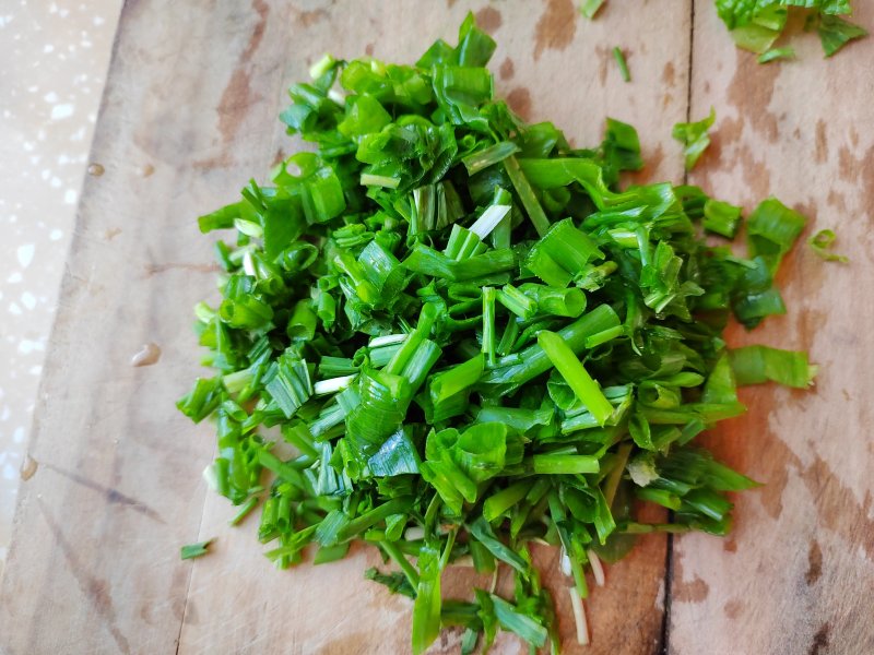 Steps for Making Scrambled Eggs with Green Onions