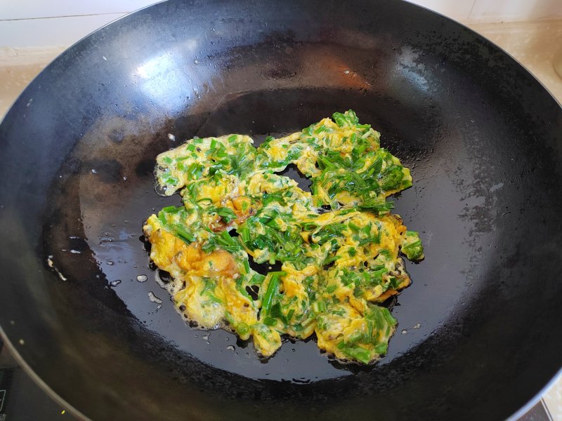 Steps for Making Scrambled Eggs with Green Onions