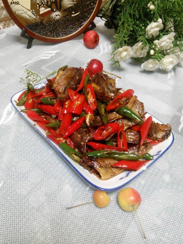 Green and Red Pepper Stir-Fried Dried Small Fish