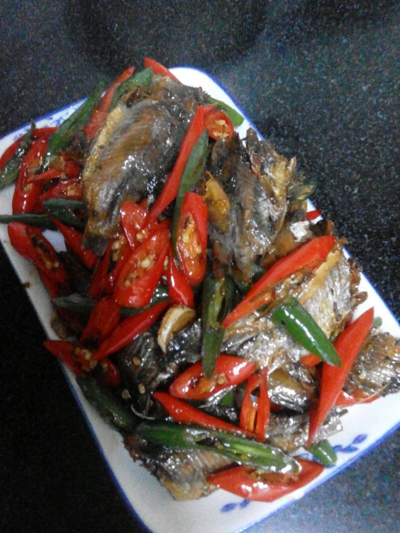 Steps for Cooking Green and Red Pepper Stir-Fried Dried Small Fish