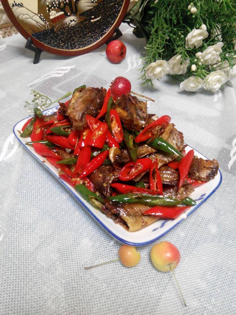 Steps for Cooking Green and Red Pepper Stir-Fried Dried Small Fish