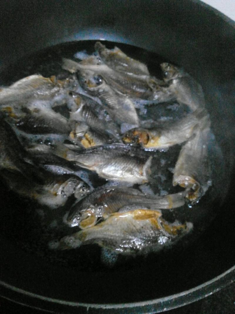 Steps for Cooking Green and Red Pepper Stir-Fried Dried Small Fish