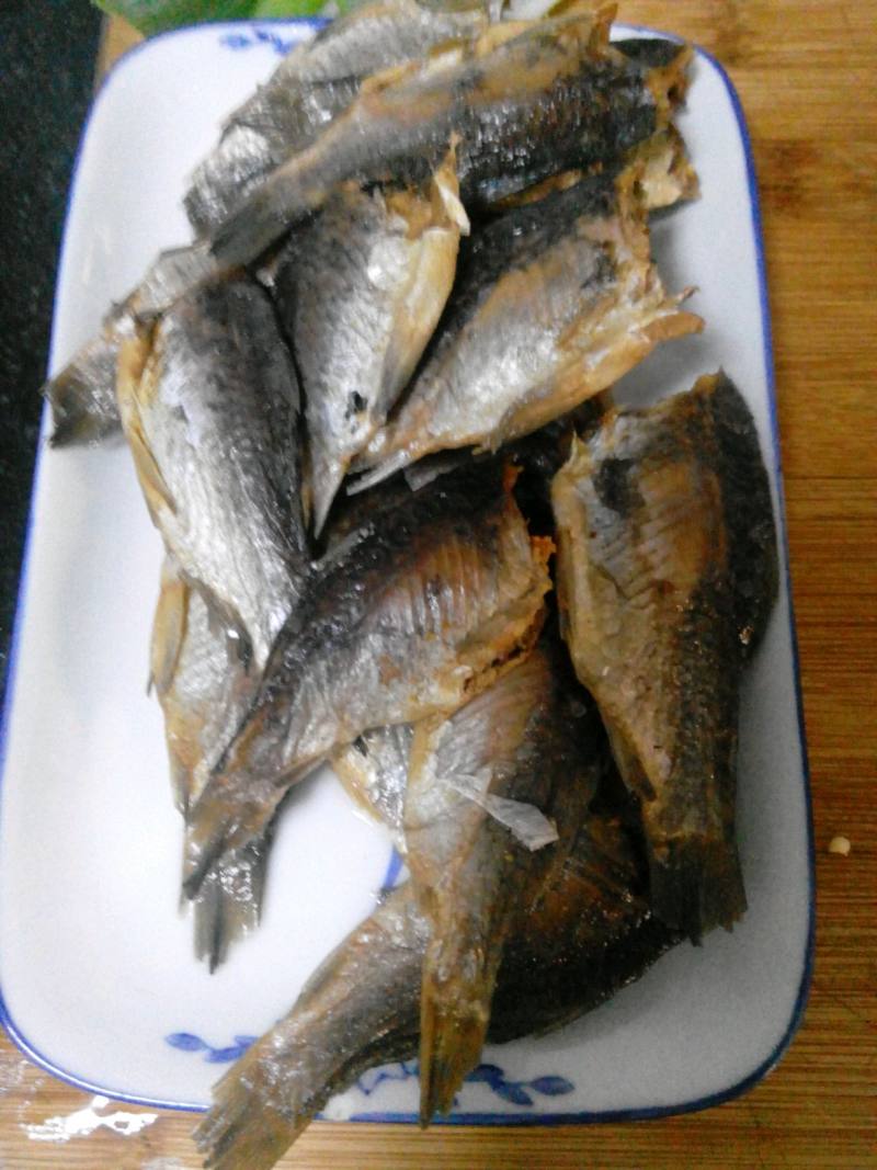 Steps for Cooking Green and Red Pepper Stir-Fried Dried Small Fish