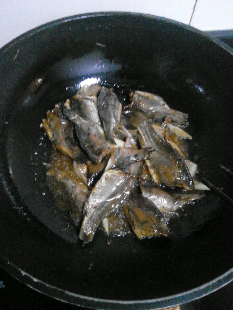 Steps for Cooking Green and Red Pepper Stir-Fried Dried Small Fish