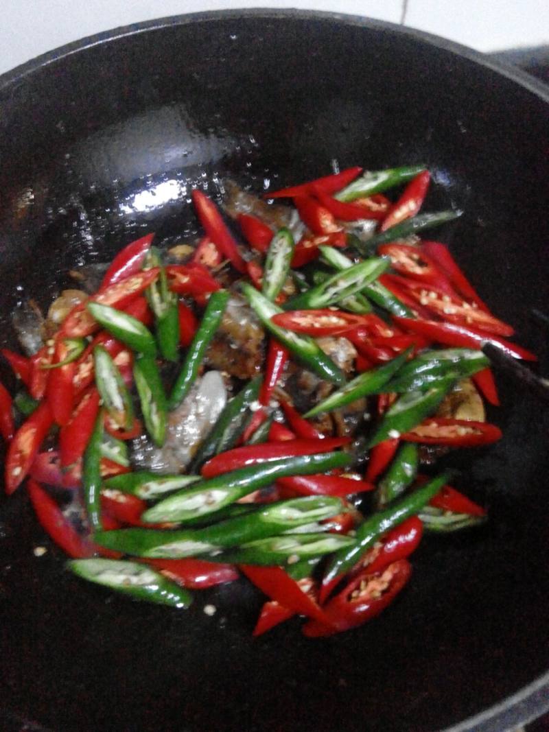 Steps for Cooking Green and Red Pepper Stir-Fried Dried Small Fish