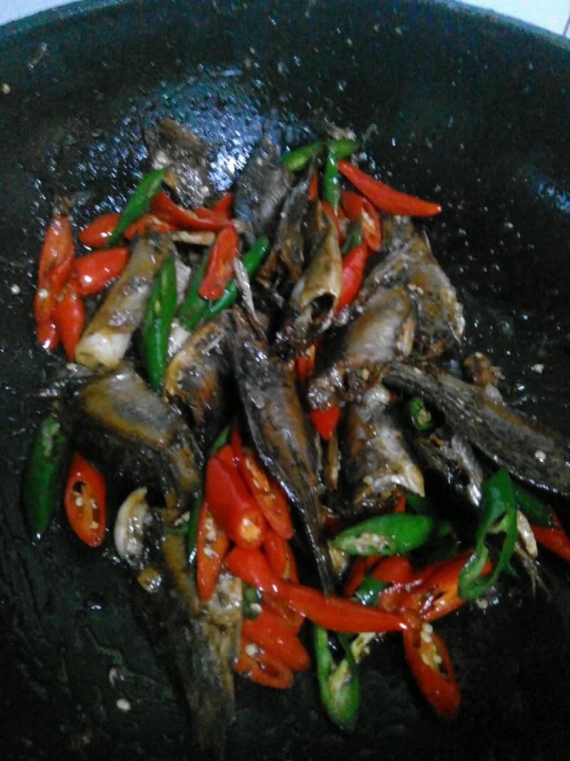 Steps for Cooking Green and Red Pepper Stir-Fried Dried Small Fish