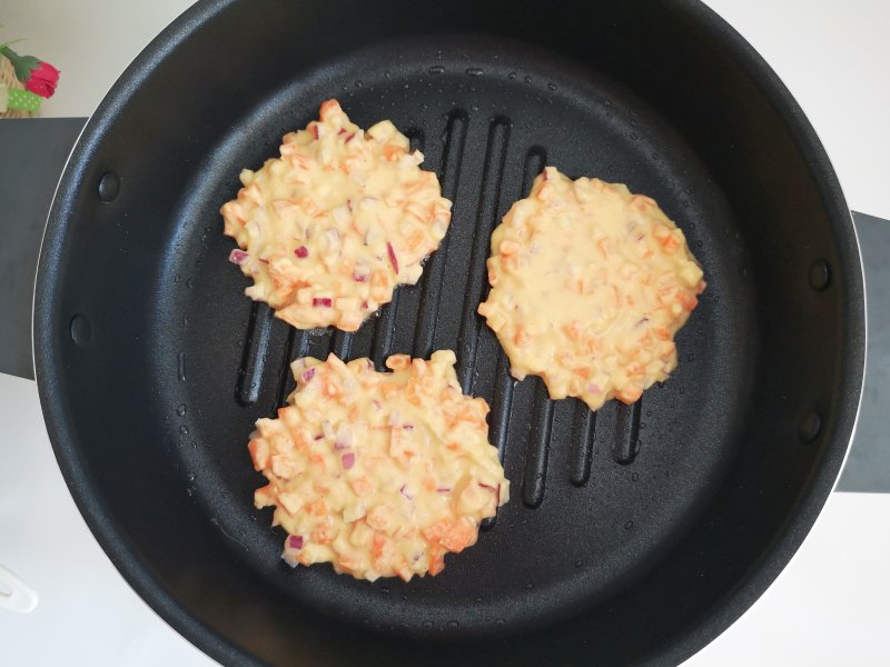 Steps for Making Onion Carrot Coarse Grain Pancake