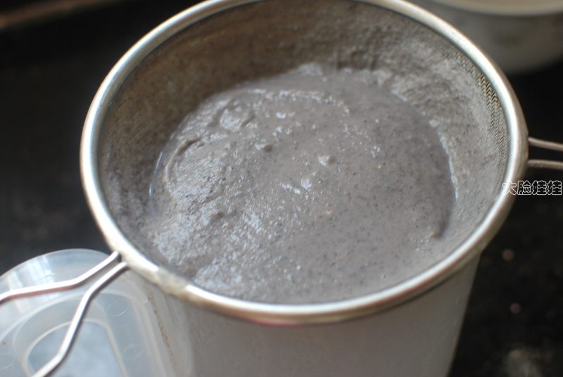 Steps for Making Almond Black Bean Residue Rice Porridge
