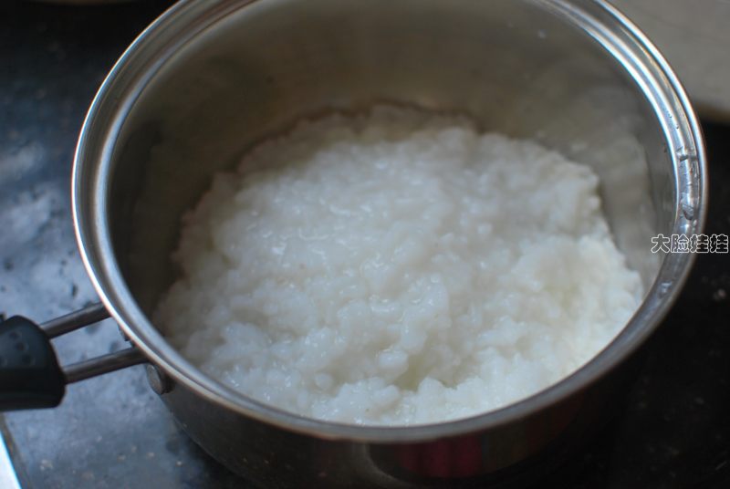 Steps for Making Almond Black Bean Residue Rice Porridge
