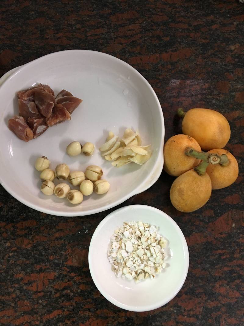 Steps for cooking Chuanbei Loquat Lean Pork Soup