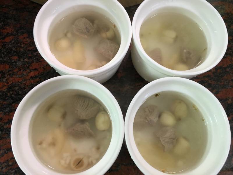 Steps for cooking Chuanbei Loquat Lean Pork Soup