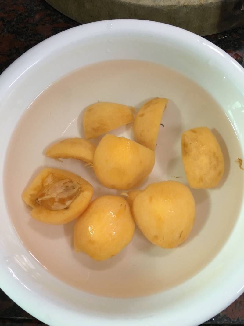 Steps for cooking Chuanbei Loquat Lean Pork Soup