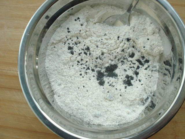 Steps for Making Black Sesame Red Date Cake