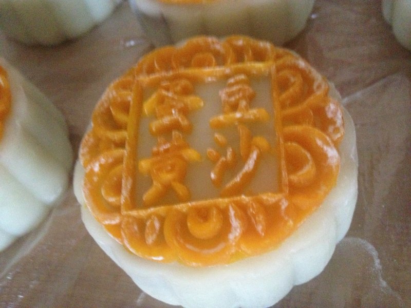 Steps for Making Hollow Two-Tone Mooncakes