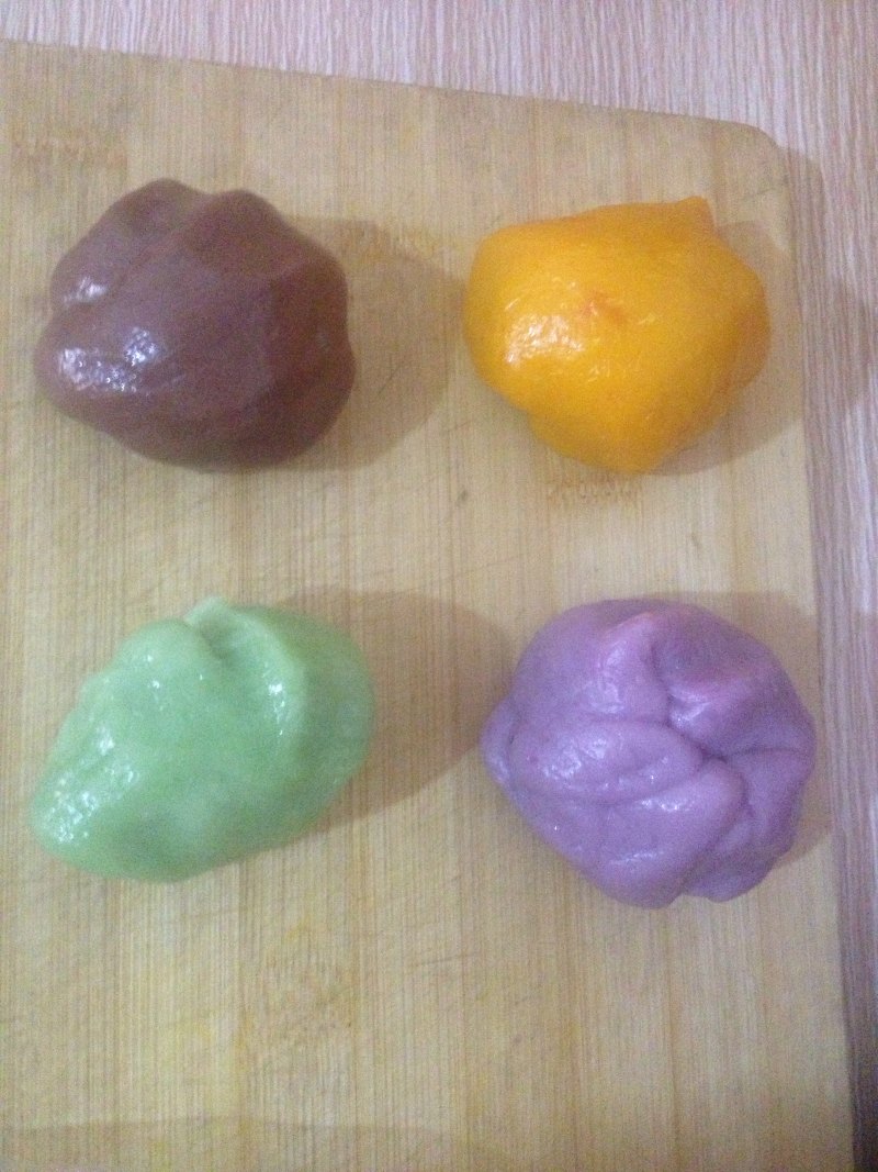 Steps for Making Hollow Two-Tone Mooncakes