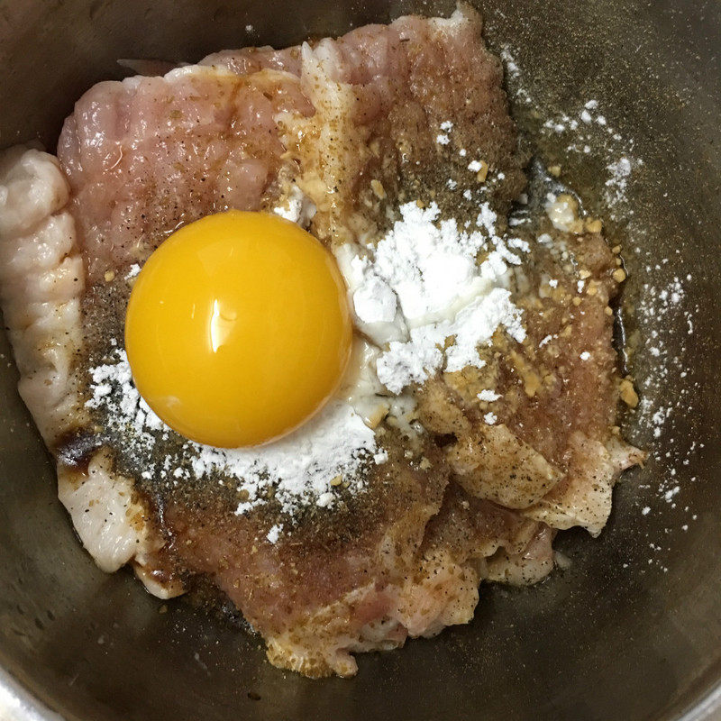 Steps for making oil-free fried pork chop