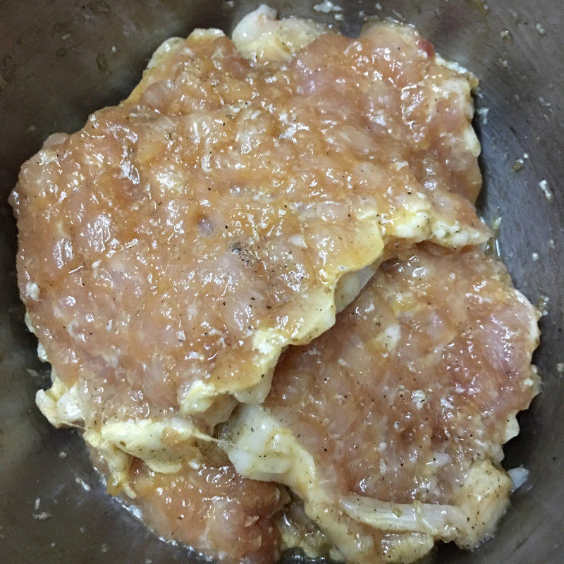 Steps for making oil-free fried pork chop