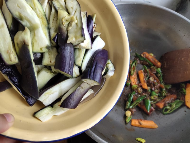 Steps for Making Steamed Eggplant with Sauce