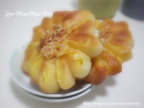 Custard Chrysanthemum Bread