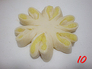 Steps for Making Custard Chrysanthemum Bread