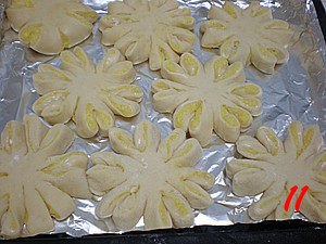 Steps for Making Custard Chrysanthemum Bread