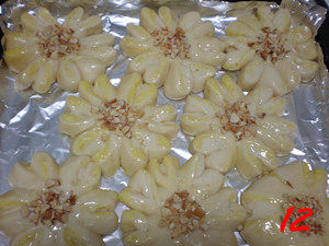 Steps for Making Custard Chrysanthemum Bread