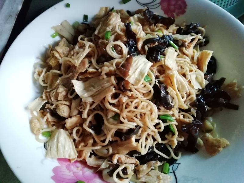 Steps to Cook Fuzhu Cloud Ear Egg Fried Noodles