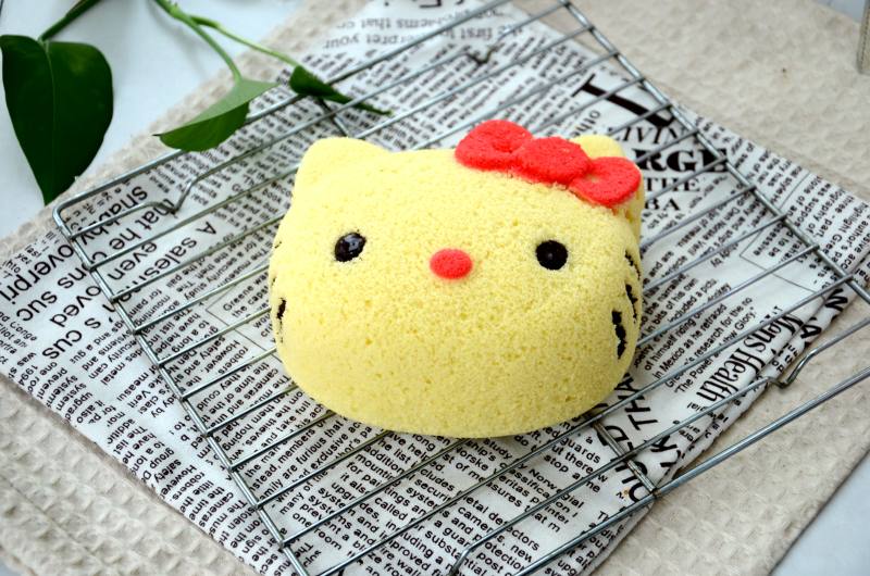 6-Inch KITTY Steamed Cake