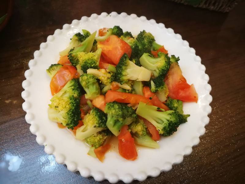 Steps for Broccoli and Tomato Stir Fry