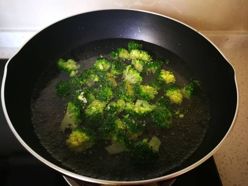 Steps for Broccoli and Tomato Stir Fry