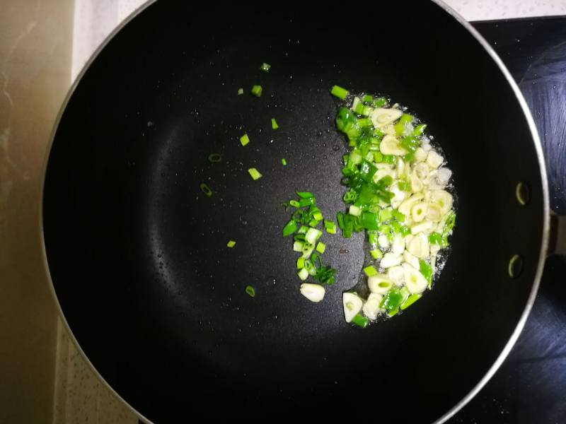 Steps for Broccoli and Tomato Stir Fry