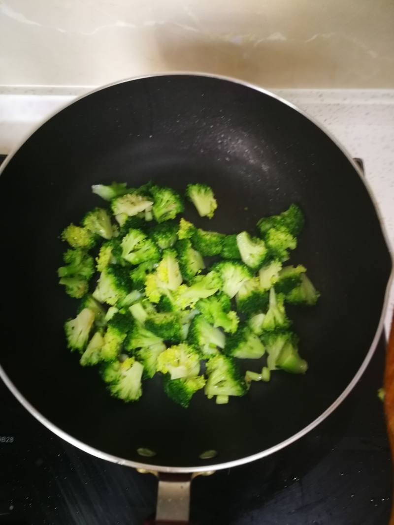 Steps for Broccoli and Tomato Stir Fry