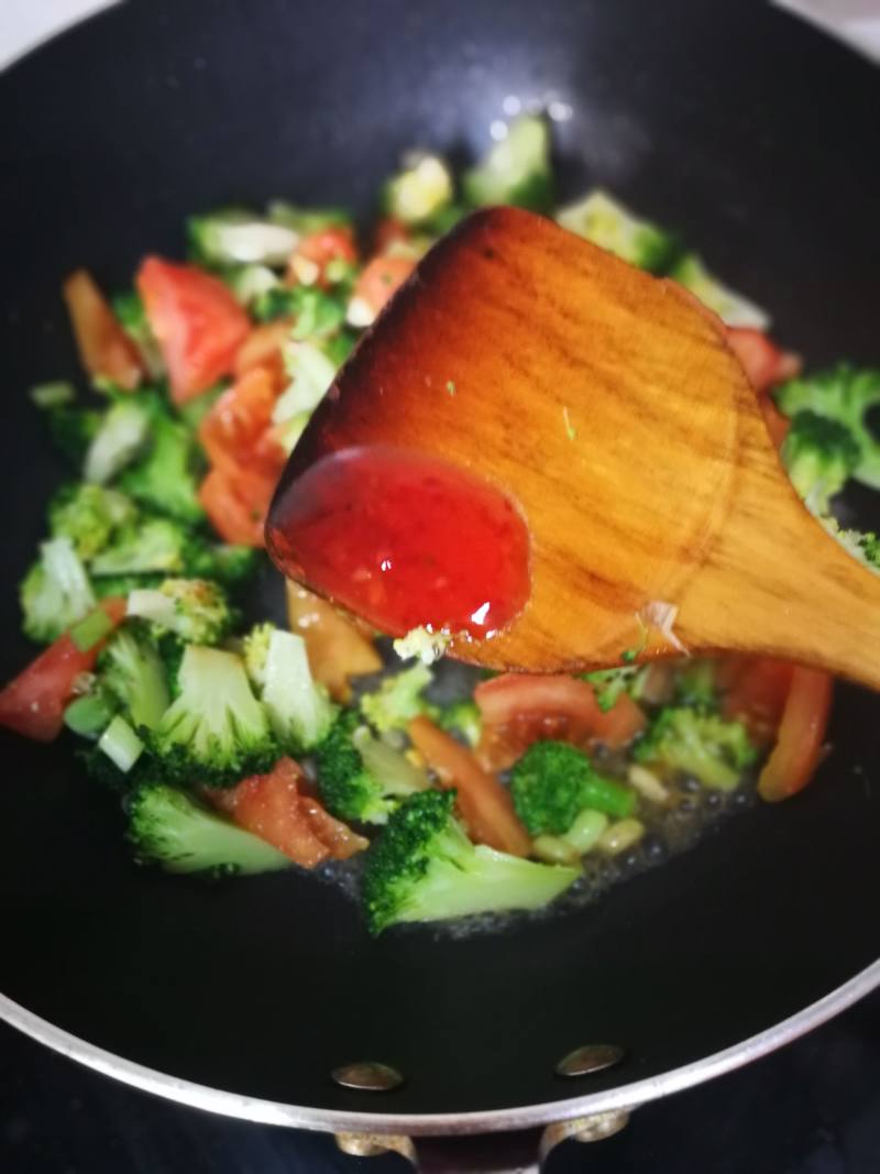 Steps for Broccoli and Tomato Stir Fry