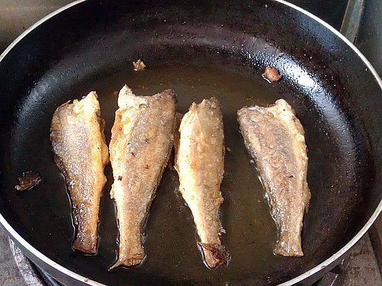 Steps for Dry-fried Yellow Croaker