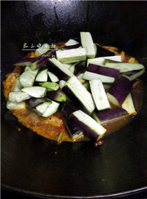 【Delicious and Nutritious Home-cooked Dishes on the Commoner's Table】Eggplant Braised Fish Fillet Cooking Steps