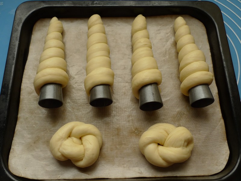 Detailed Steps for Making Delicious Bread with Filling - Cocoa Spiral Roll