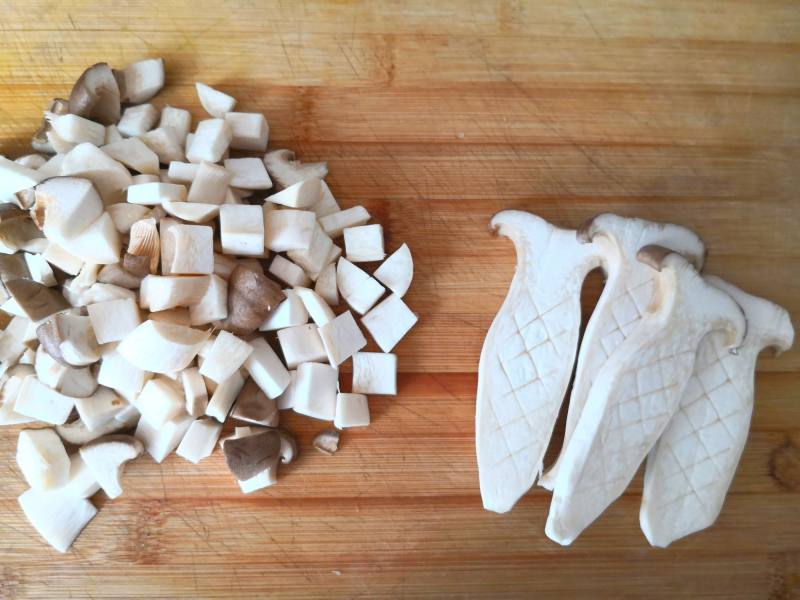 Steps for Cooking Stir-Fried Rice with King Oyster Mushrooms